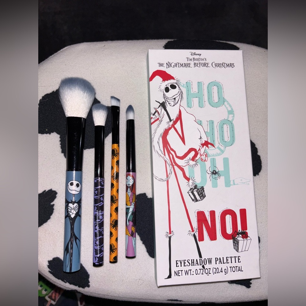 Disney jack ho ho oh no makeup pallet w/4 jack brushes..neutral colors (NWT)